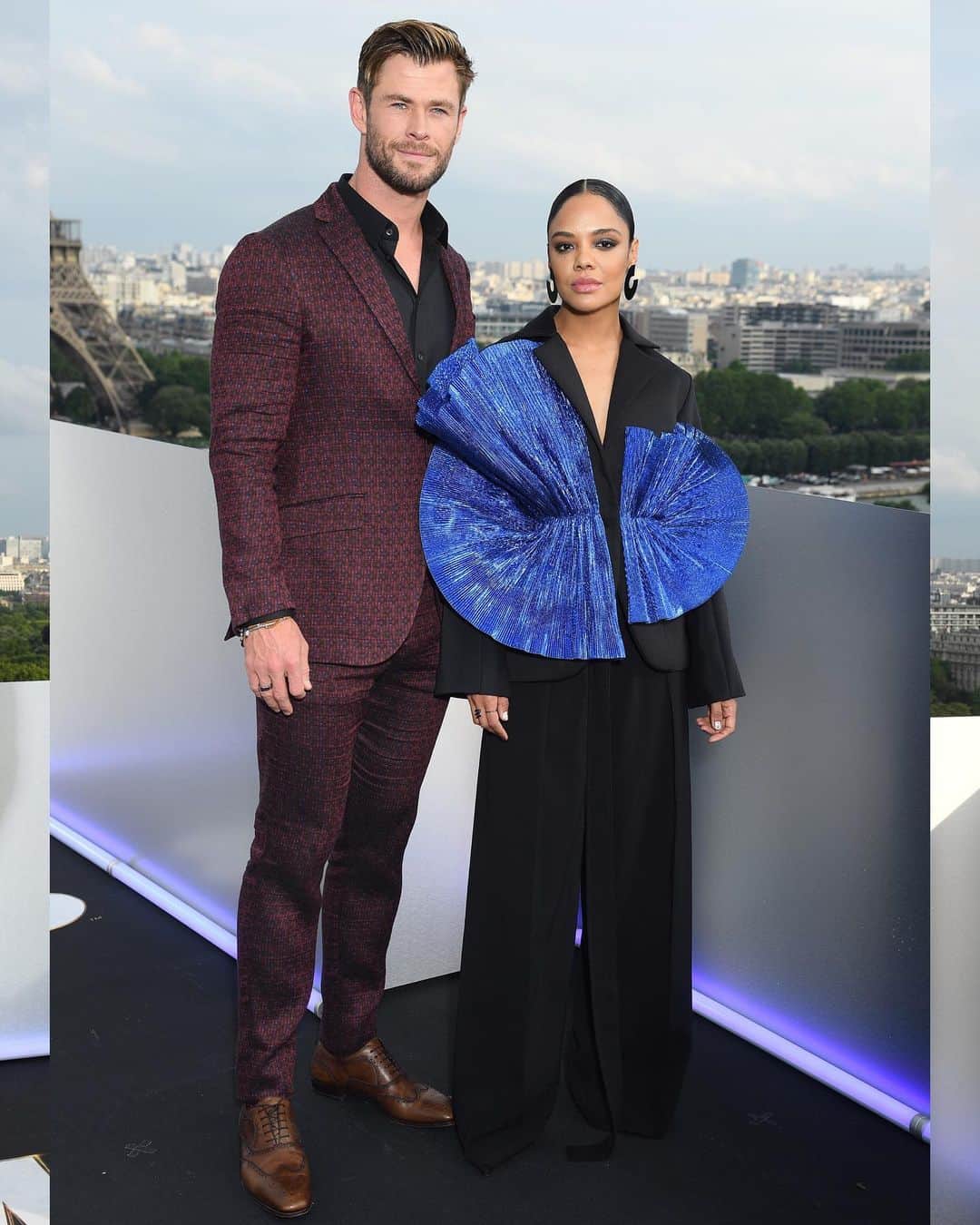 Just Jaredさんのインスタグラム写真 - (Just JaredInstagram)「@chrishemsworth and @tessamaethompson strike a pose together at their @meninblack photo call in Paris! See more on JustJared.com now Photos: @gettyimages」6月5日 3時32分 - justjared