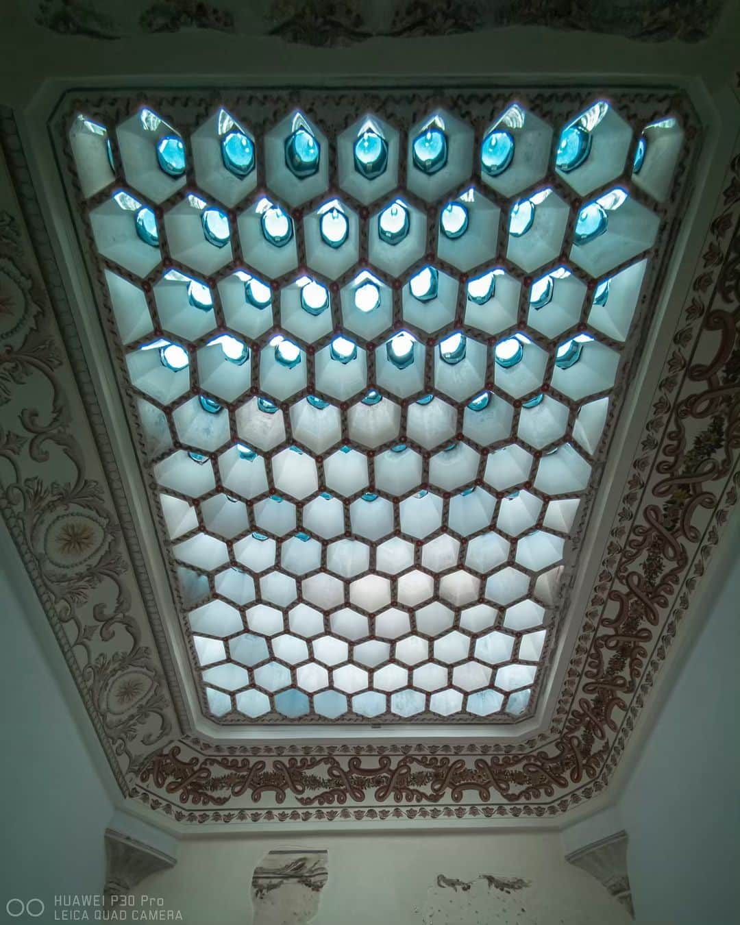 Nicanor Garcíaのインスタグラム：「Sun drops | Gotas de sol #nicanorgarcia #travelarchitectures . All photos in the series #CapturedOnHuawei in Istanbul with #HuaweiP30Pro」