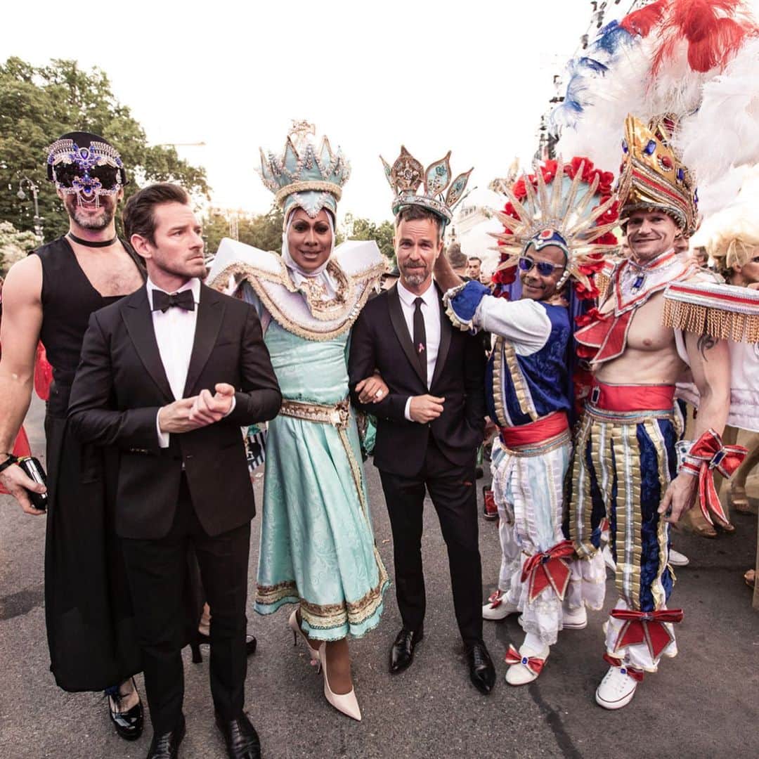イアン・ボーエンのインスタグラム：「PRIDE is about the freedom to be who you are without fear. I invite everyone to celebrate acceptance and be part of an entire human community.  Erase stigma, embrace strength. * I hope you enjoy these photos from lasts years #EpicRide for @amfar to @lifeball_official in Vienna. * Copied @michielhuisman’s idea to post from this event for love and friendship for all. * Have fun celebrating and be safe. * Love ~ian」