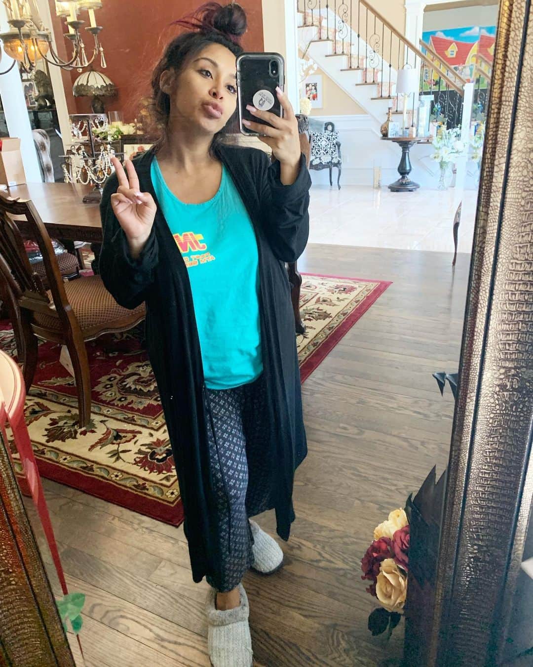 ニコール・ ポリッツィのインスタグラム：「OOTD by New Mom of 3 🙋🏽‍♀️ #hotmess」