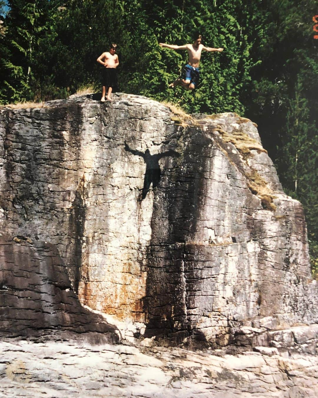 ブロディ・ジェンナーさんのインスタグラム写真 - (ブロディ・ジェンナーInstagram)「Happy birthday to the best big brother anyone could ask for. This is a photo of us deciding to run away… Or more like Brandon running away and me going along with the plan because that’s what a good little brother does. Love you @brandonjenner ❤️🤙🏼👊🏼」6月5日 3時52分 - brodyjenner