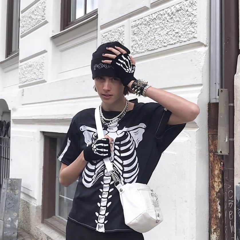 ジョージジーナ&ルーシーのインスタグラム：「@samuelarnewid with our “The Drops” 💀💀💀 • • • • • #gglsquad #georgeginalucy #streetwear #streetstyle #streetfashion #hypebae #hypebeast #hsstyle #highsnobiety #style #malemodel #menswear #mensfashion #braids #braider #bag #accessories #35mm #justgoshoot #paris #frace #ootdmen #ootd #outfit #septum #piercing」