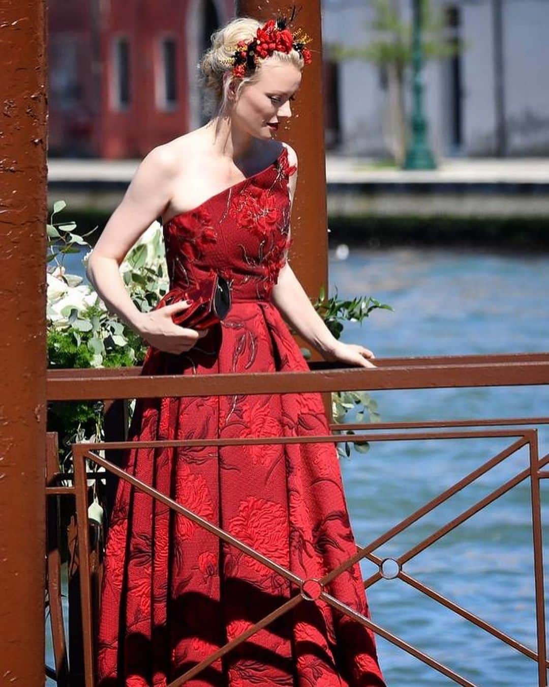 フランツィスカ・クヌッペさんのインスタグラム写真 - (フランツィスカ・クヌッペInstagram)「Throwback to  @barbarameier ‘s and Klemenz Hallmann‘s beautiful wedding in Venice ❤️💋🎶🍾🙌🏻 @gala_magazin shot me at the arrival at the church  wearing @irene_luft dress hairpiece by @misslillyshats and #clutch by @aignermunich #paparazzi #weddingweekend #enjoylife #everysecond #franziskaknuppe」6月5日 3時58分 - franziskaknuppe