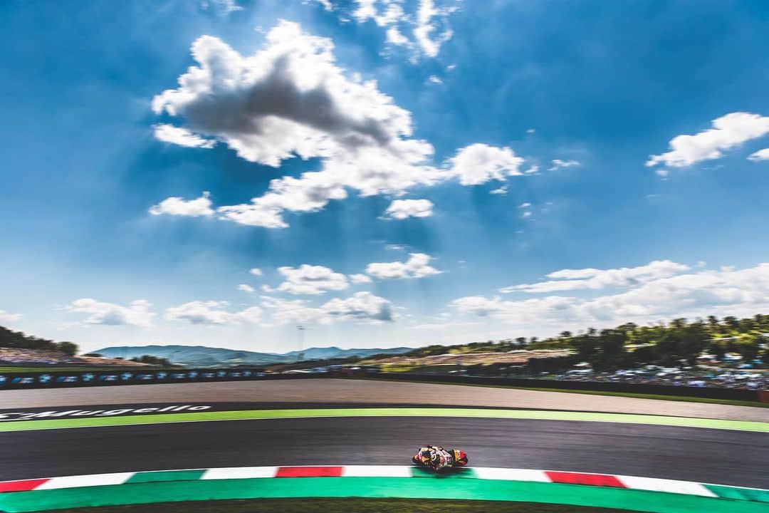 レプソル・ホンダのインスタグラム：「HRC Photographer @polarityphoto: ⠀⠀⠀⠀⠀⠀⠀⠀⠀ Calm amongst the chaos. There's almost no escaping the electric atmosphere at Mugello, with the passionate fans doing their best to make themselves seen and heard at every turn you can be forgiven for getting wrapped up in it all. Yet despite the backdrop of flares, flags, airhorns and chainsaws (yes, chainsaws!) this photo gives the feeling of serenity and represents what control and discipline the riders must apply even when the infamous Autodromo del Mugello pressure cooker surrounds them.  Here, Jorge is gaining valuable experience on the RC213V and lapping consistently despite all that is going on around him. Normally I would shoot a close up at this spot but the clouds above were painting some interesting shadows and I thought a wider perspective would give a different, calmer feel than anywhere else on the circuit. ⠀⠀⠀⠀⠀⠀⠀⠀⠀ ISO 50, 16mm, f/12, 1/200 sec」