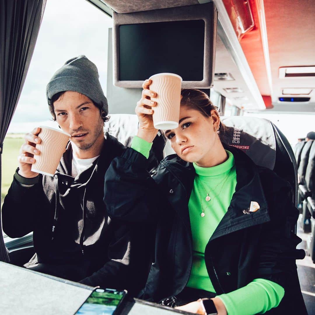 ジョシュ・ダンのインスタグラム：「i like that girl and traveling with her」
