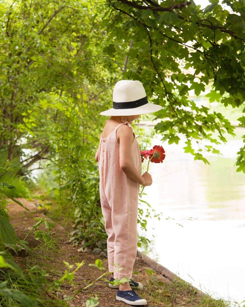 ベンシモンのインスタグラム：「Soon ☀️ Nous nous lançons dans une aventure avec une marque pour enfants que nous aimons beaucoup ✨ Troisième et dernier indice : cette marque c'est surtout de la vie, de l’amour, de la joie et surtout beaucoup de sourires ! Alors, les avez-vous démasqué ?! Rendez-vous samedi pour découvrir de qui il s'agit ! #collab #teasing #soon #bensimon」