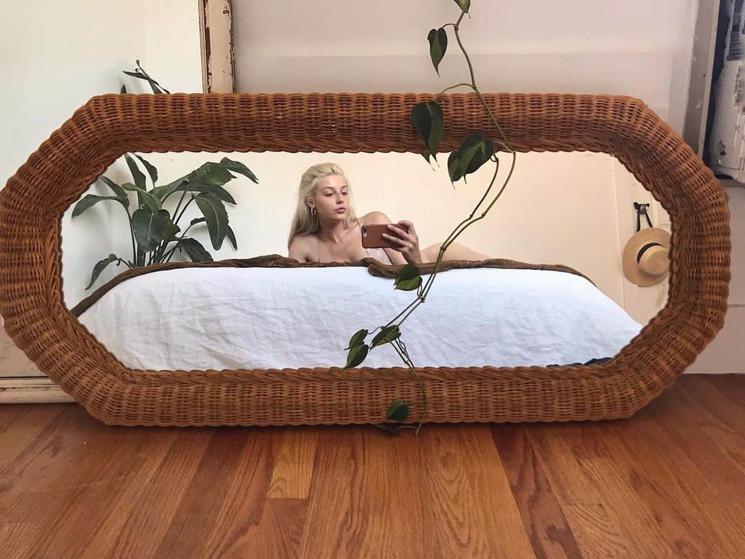 Nora O´Neilのインスタグラム：「No city-pants on the bed, please」