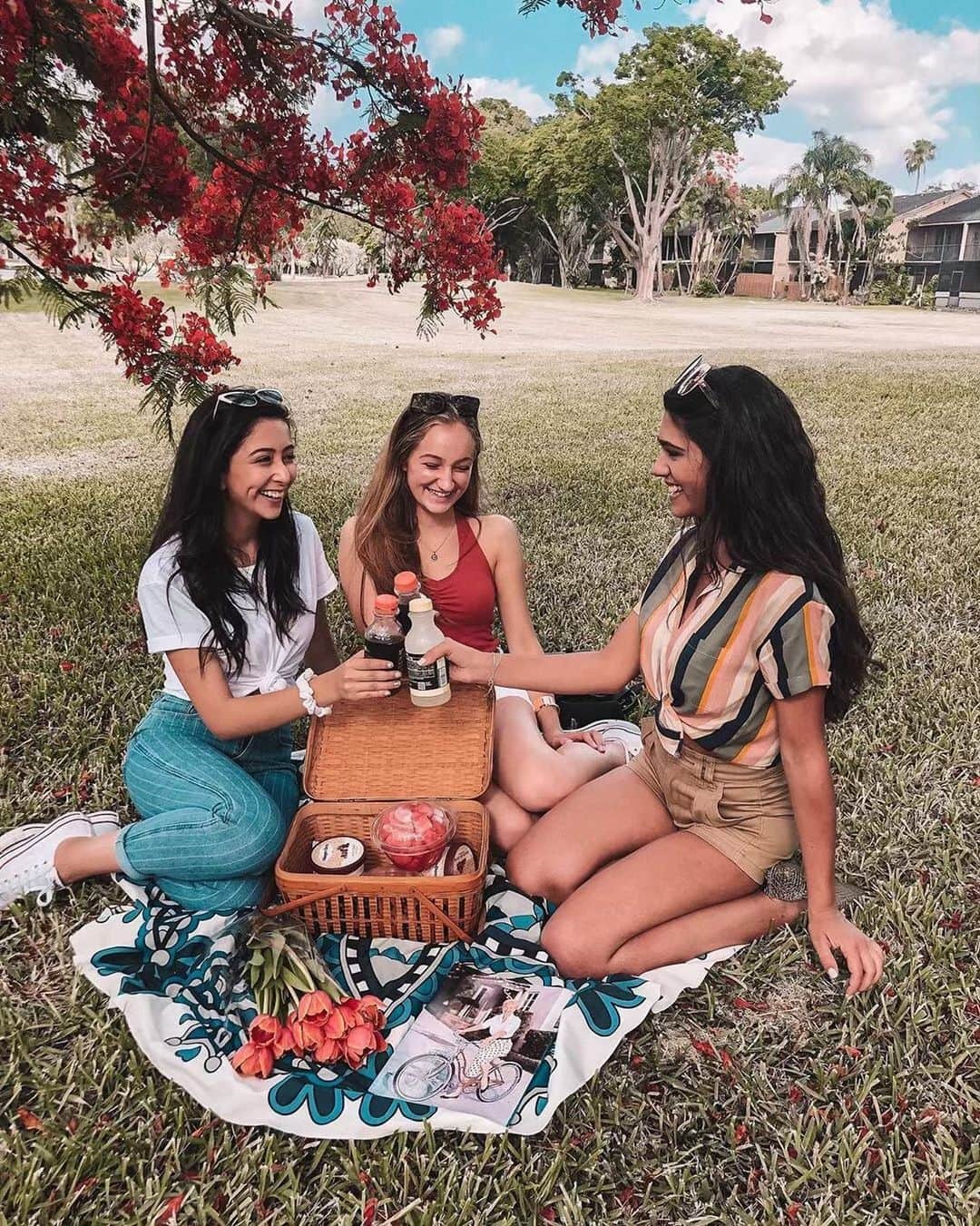 Hollister Co.さんのインスタグラム写真 - (Hollister Co.Instagram)「Take a picnic, it'll last longer 💕 📷: @michelle_abad #HollisterCollective」6月5日 4時10分 - hollister