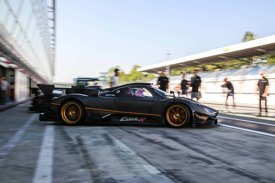パガーニ・アウトモビリのインスタグラム：「When the beast wakes up... #pagani #zonda #zondar #zonda20 #zonda20anniversary」