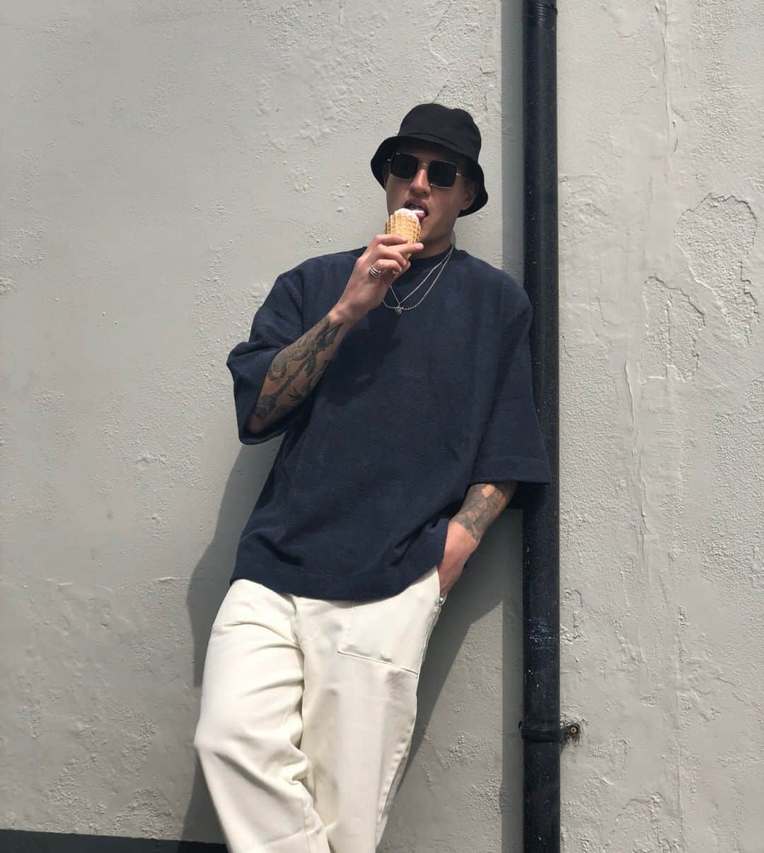ASOSさんのインスタグラム写真 - (ASOSInstagram)「Ray-Bans + ice cream = a match made in heaven 🍦 🕶 🔎 Ray-Ban 0RB1971 square sunglasses (1430142) 🗣 Image description: model wearing Ray-Bans eating an ice cream」6月5日 4時15分 - asos