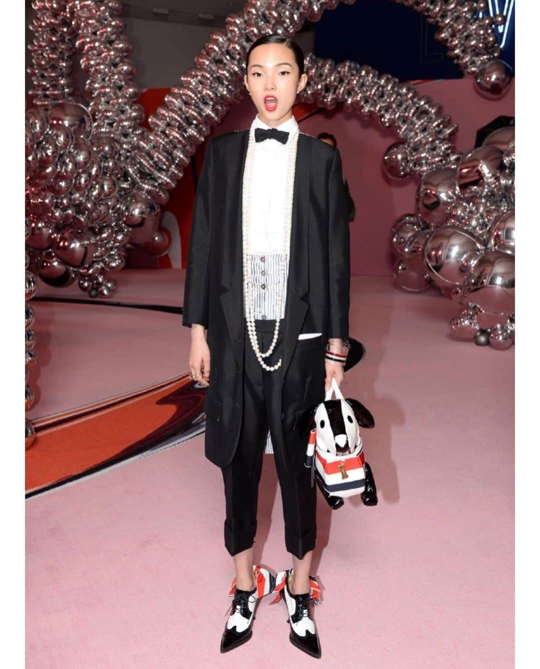 ジュ・シャオエンさんのインスタグラム写真 - (ジュ・シャオエンInstagram)「#2019 #CFDA with @leeepfrog in #thombrowne Thank you my dear @thombrowneny 👼🏻 ❤️」6月5日 4時16分 - jujujuxiaowen