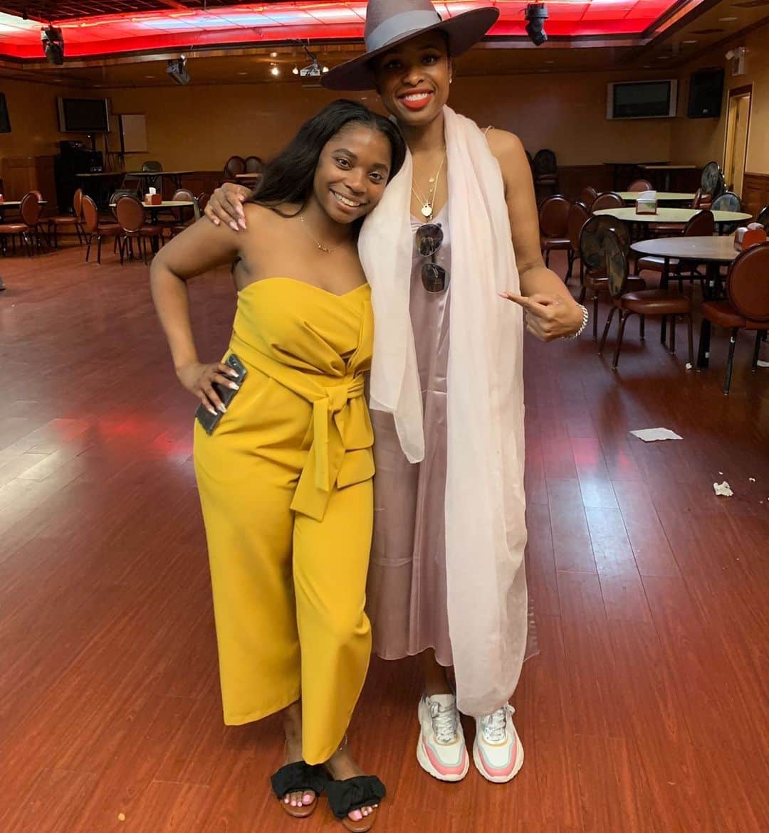 のインスタグラム：「Congratulations @rvzj_ !!! I can’t believe my baby cousin @rvzj_  Is now a college graduate , my mini me . @rvzj_ You are a real one ! In my world there are not many who genuinely care. Who truly reach out with a hand to help and not expect nothing . Those things don’t go unnoticed. I always say ,no one holds a hand out for the hero’s but u do ! Every time I think of you I say @rvzj_ is so powerful and it is impactful . You truly are and it means a lot ! Love u and sooooo proud to be your big cousin !!!!」
