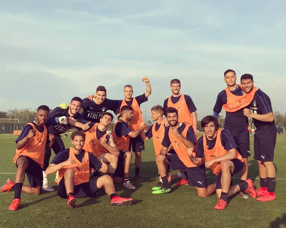アレックス・メレットのインスタグラム：「🇮🇹🏆 #u21 #winningteam」