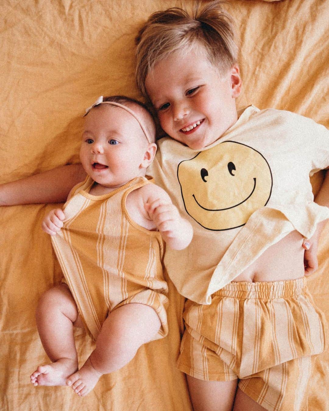 Amber Fillerup Clarkさんのインスタグラム写真 - (Amber Fillerup ClarkInstagram)「The sweetest brother 💛 I love hearing our kids say to Frankie what we say to her.. They usually go up to her and say “awwwww look at her chunk!!!! Awww you’re such a cute chunk Frank” or “I just wanna eat her because she is so stinkin cuuuuute!” 😆 so fun to see the bigger kids be so hands on with her」6月5日 4時28分 - amberfillerup