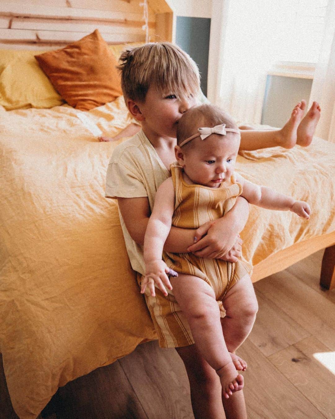 Amber Fillerup Clarkさんのインスタグラム写真 - (Amber Fillerup ClarkInstagram)「The sweetest brother 💛 I love hearing our kids say to Frankie what we say to her.. They usually go up to her and say “awwwww look at her chunk!!!! Awww you’re such a cute chunk Frank” or “I just wanna eat her because she is so stinkin cuuuuute!” 😆 so fun to see the bigger kids be so hands on with her」6月5日 4時28分 - amberfillerup