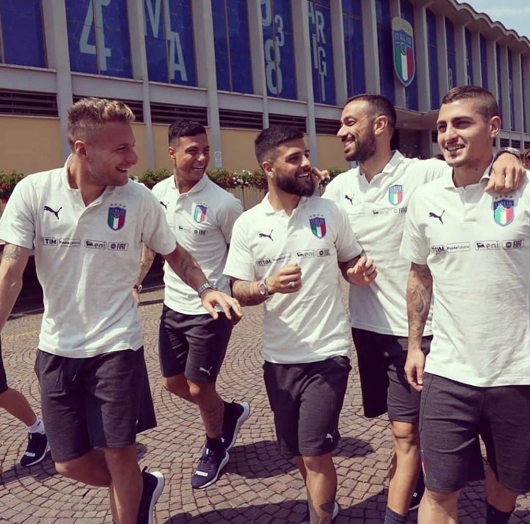 マルコ・ヴェッラッティのインスタグラム：「Fratelli d’Italia 🇮🇹 @fabioquagliarella27_official @lorinsigneofficial @ciroimmobile17 @armandoizzoreal」