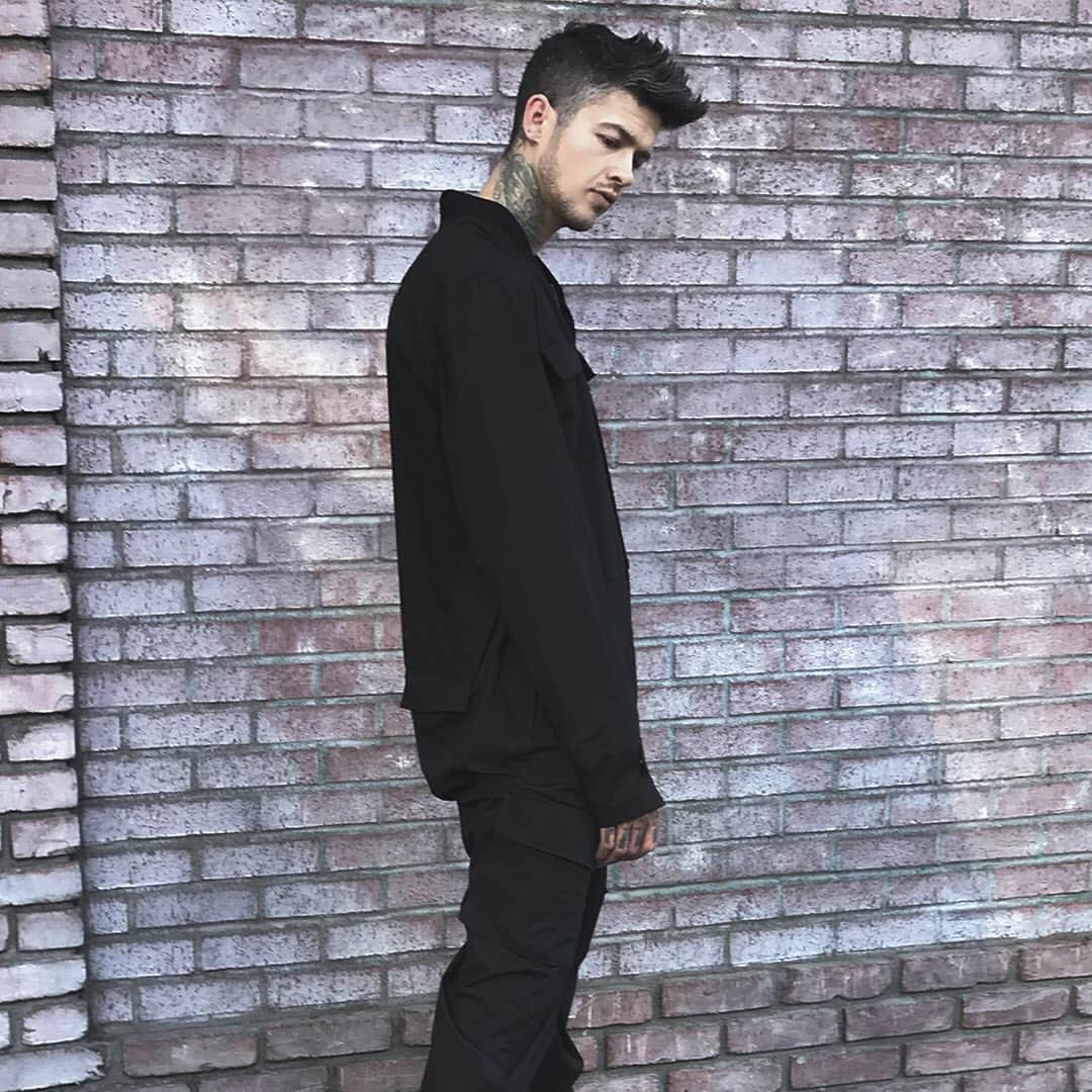 T・ミルズのインスタグラム：「1 or 2? The most color you’ll see me in. 🖤」