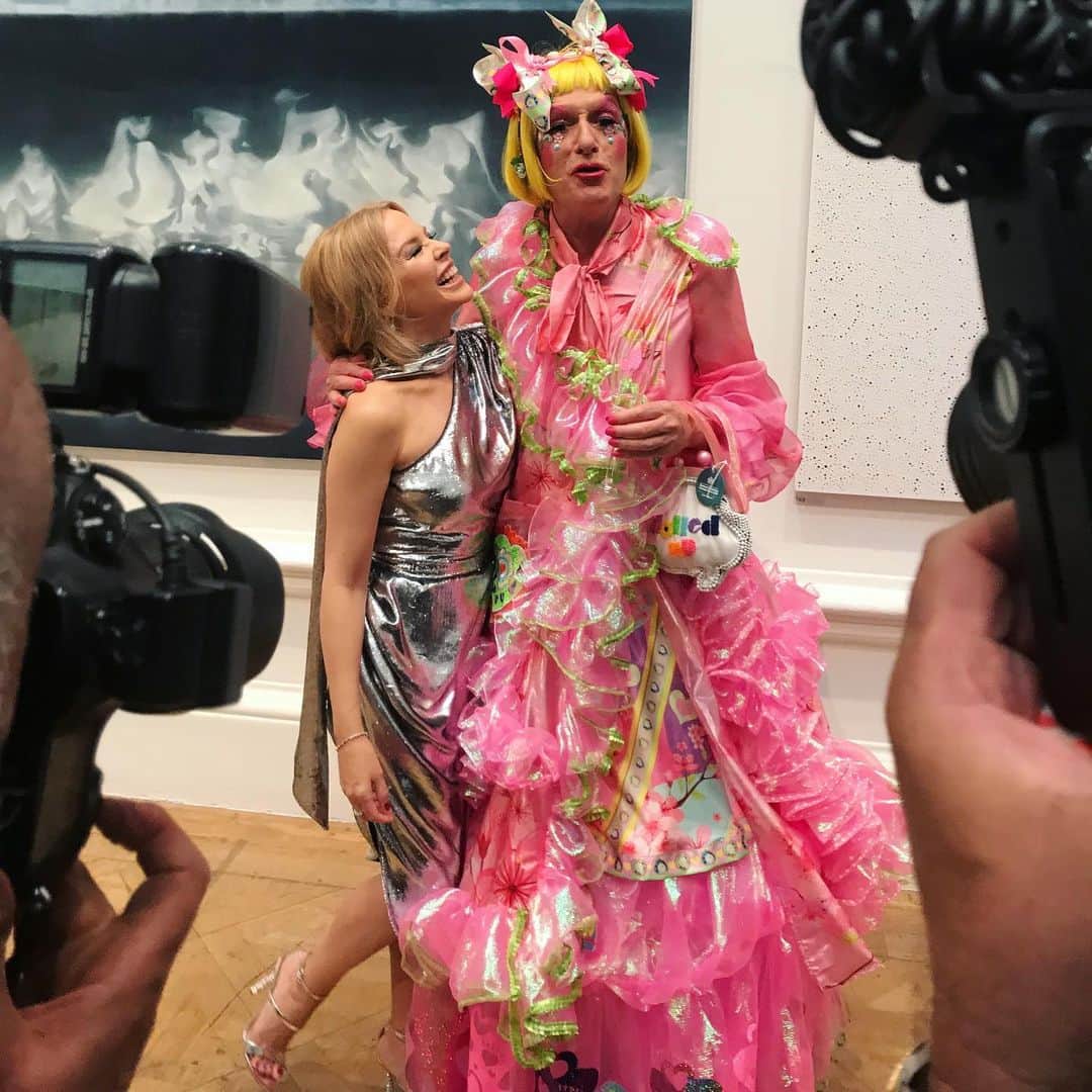 カイリー・ミノーグさんのインスタグラム写真 - (カイリー・ミノーグInstagram)「Amazing. #GraysonPerry at The Royal Academy Summer Exhibition Preview Party!! 🥰」6月5日 4時36分 - kylieminogue