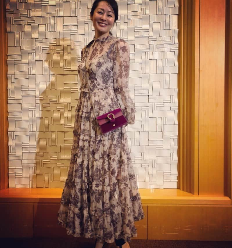 藤井美加子さんのインスタグラム写真 - (藤井美加子Instagram)「☆﻿﻿ partyfashion 👗👠💄﻿﻿ dress @zimmermann ﻿﻿ bag @gucci﻿﻿ ﻿﻿ ファッションを楽しむこと﻿﻿ それは﻿ #アンチエイジング に大切なことの一つ﻿ ﻿#メンタルヘルス に効果ありです。﻿﻿ 一夜だけのお姫様👸🦄﻿﻿ ﻿ ﻿ 詳しくはアメブロでね🗒﻿ ﻿﻿ #ファッション#コーディネート#三木美加子﻿﻿ #partydress#partyfashion﻿#dress#zimmermann#bag#gucci」6月5日 4時37分 - mikako_miki