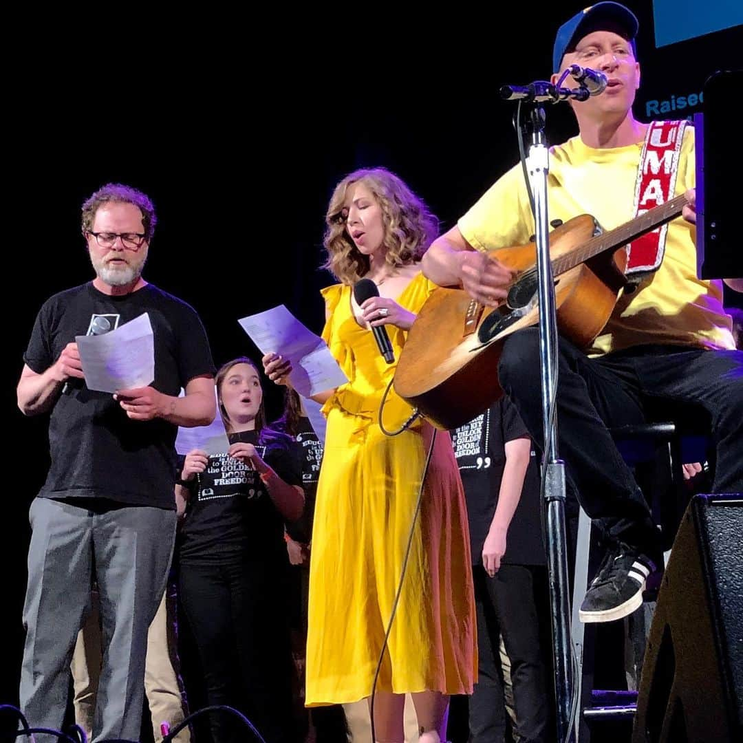 レイン・ウィルソンさんのインスタグラム写真 - (レイン・ウィルソンInstagram)「A million thank yous to those big-hearted Seattle-ites that came out to support @MonaFoundation on its 20th birthday! We raised a nice sum for a GREAT cause! Plus all 2300 of us had a BLAST! Thank you as well to  @chrisballew @michaelfranti @rachaelpricepants @joelmchale and especially the Northside Step Team! @northsidedrillandstep (If u haven’t seen them before they’re INCREDIBLE!) Hope to do it again soon!」6月5日 4時41分 - rainnwilson