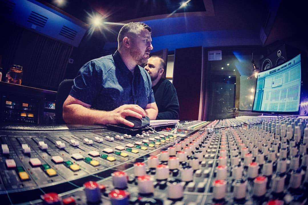 ジ・アストン・シャッフルのインスタグラム：「Pro tip: always spend the extra money on a studio with a large format console for that polished meme browsing sound.」
