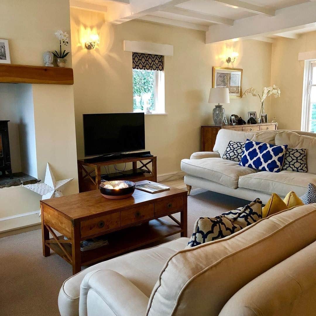 ローラアシュレイのインスタグラム：「How beautiful is this living space by @nookinthevale 😍 We love the use of our Balmoral furniture range combined with our Lynden sofas #LivingRoomGoals #LauraAshleyHome」