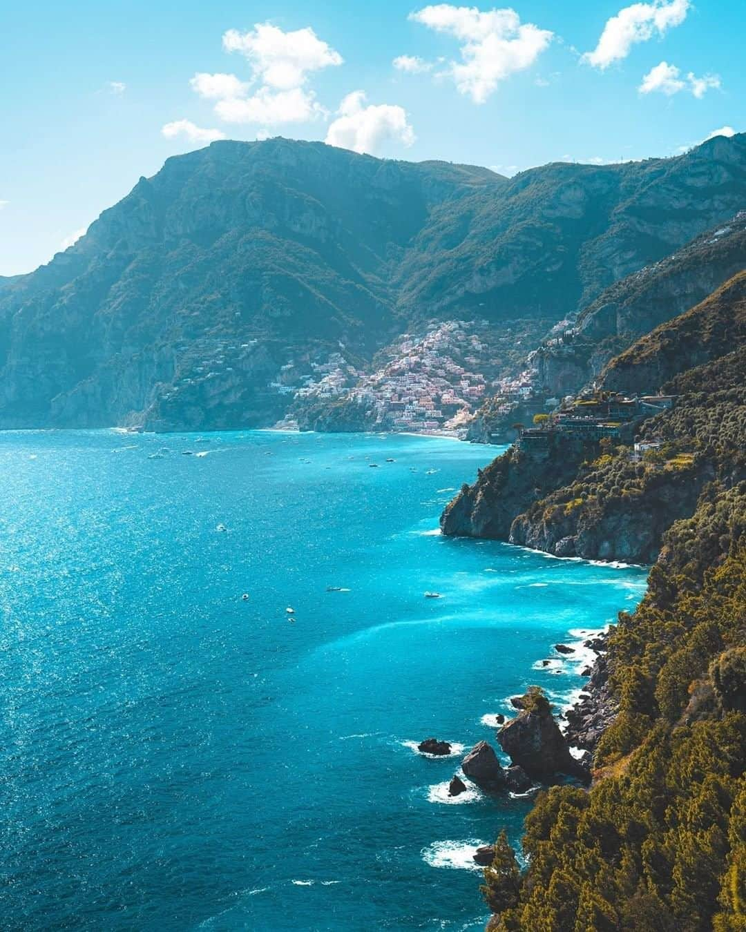 Travel + Leisureさんのインスタグラム写真 - (Travel + LeisureInstagram)「With a mild Mediterranean climate of warm summers and mellow winters, there’s never a bad time to visit Positano. Get our travel guide to the region at the link in bio! #tlpicks courtesy of @erubes1」6月5日 4時50分 - travelandleisure