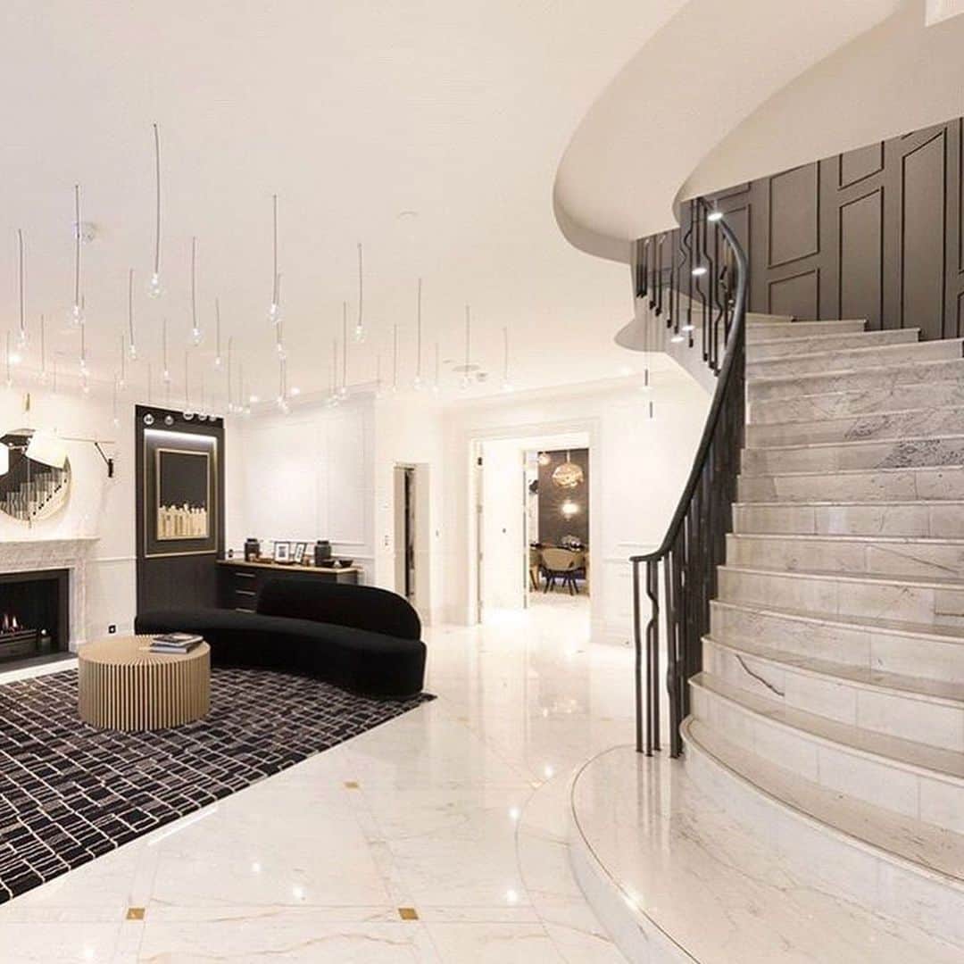 The Luxury Lifestyle Magazineさんのインスタグラム写真 - (The Luxury Lifestyle MagazineInstagram)「What are your thoughts on this unique home design in London?  Priced at $38.1M  cc: @luxurylifestyletravels  By: @daniel_daggers」6月5日 4時51分 - luxurylifestylemagazine