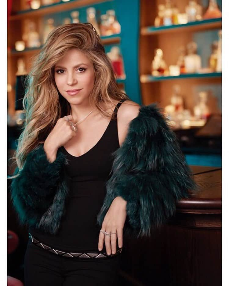 シャキーラさんのインスタグラム写真 - (シャキーラInstagram)「Check out these exclusive, unseen images from Shak’s shoot with @theofficialpandora! Hoy les compartimos estas imágenes inéditas de la sesión de fotos de Shak con Pandora!  #PandoraPartner ShakHQ」6月5日 5時01分 - shakira