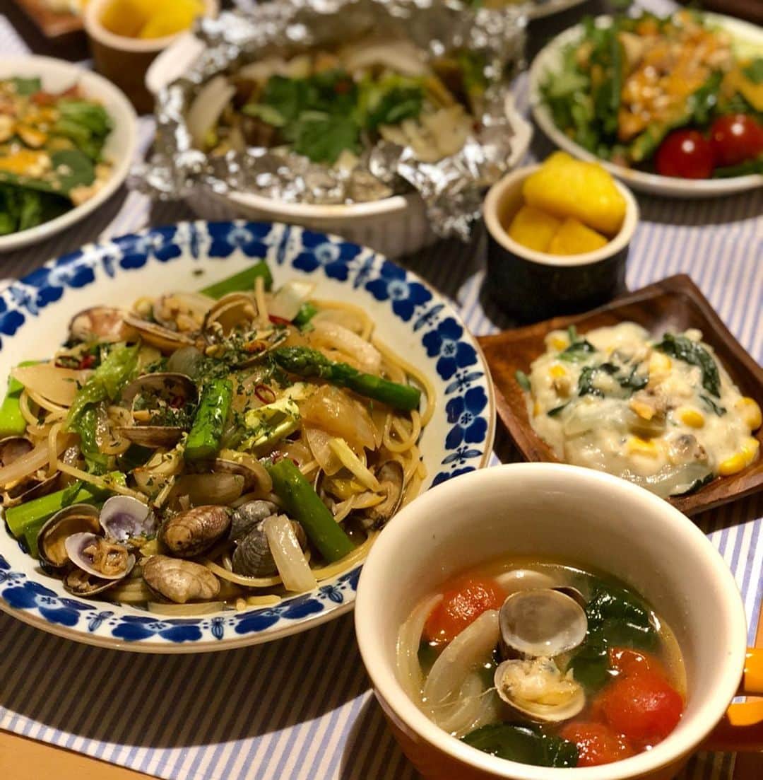 阪本智子さんのインスタグラム写真 - (阪本智子Instagram)「🍳♡ #おうちごはん 先日、潮干狩りで採って来て 冷凍しておいたアサリを料理💖 今回はイタリアンにしました🇮🇹🍅🍝 ＊ 🐚ペペロンチーノ風ホイル焼き 🐚クリーム煮 🐚ボンゴレパスタ 🐚アサリとトマトのスープ 🥗コブサラダ 🥖そら豆のチャバタ 🍍パイナップル アサリは冷凍してもちゃんと開きましたよ( ˙º˙ )ᵒᴾᴱᴺ✨ そら豆のチャバタは#deananddeluca で😋☕︎ ＊ #Squidhunting #shellfish #shellfishing #cooking #homedinner #food #seafood #foodstagram #Italian #潮干狩り #アサリ #料理 #手料理 #ばんごはん #イタリアン #盛り付け #主婦 #阪本智子」6月5日 5時09分 - tomoko_sakamoto423