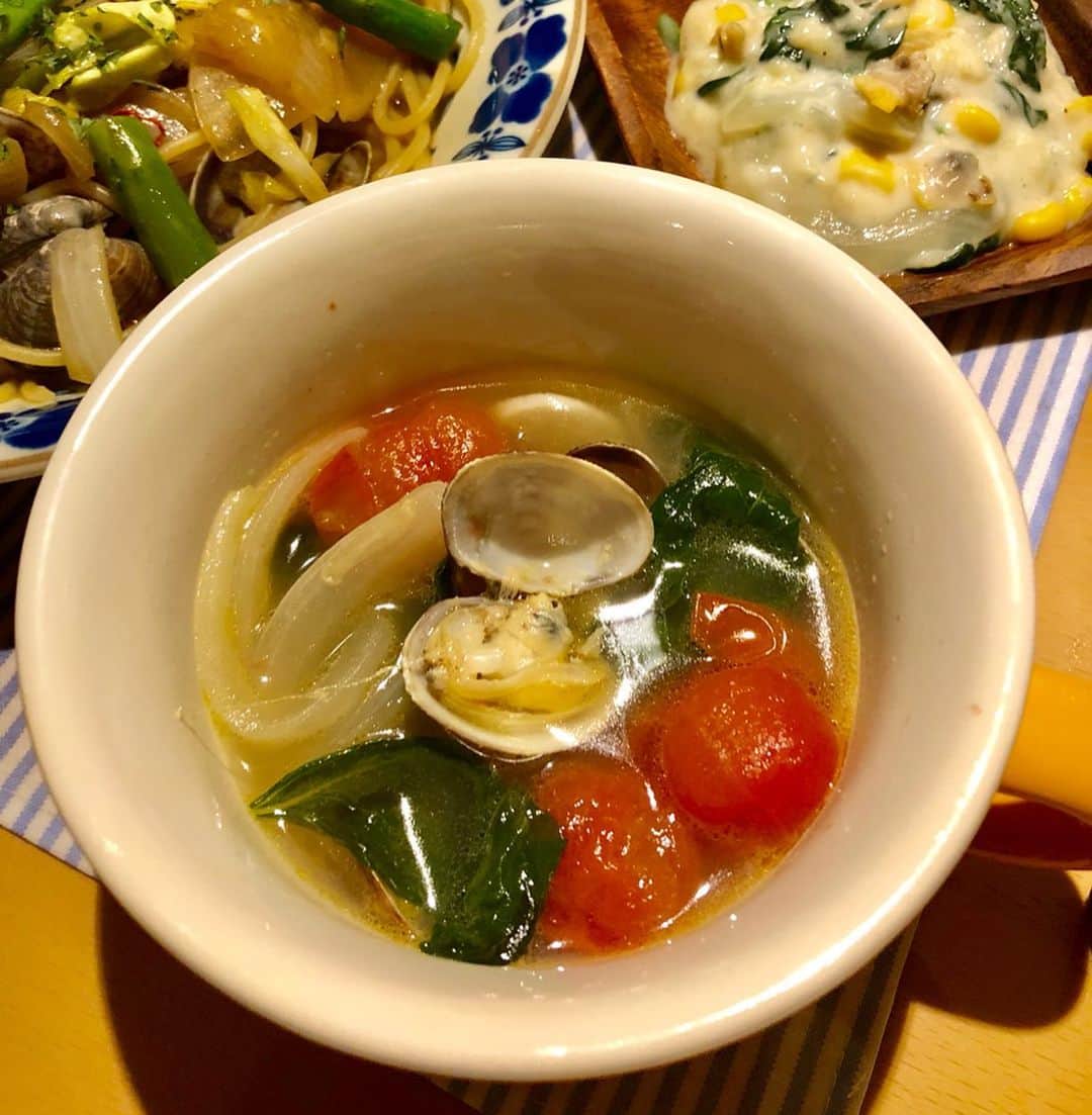 阪本智子さんのインスタグラム写真 - (阪本智子Instagram)「🍳♡ #おうちごはん 先日、潮干狩りで採って来て 冷凍しておいたアサリを料理💖 今回はイタリアンにしました🇮🇹🍅🍝 ＊ 🐚ペペロンチーノ風ホイル焼き 🐚クリーム煮 🐚ボンゴレパスタ 🐚アサリとトマトのスープ 🥗コブサラダ 🥖そら豆のチャバタ 🍍パイナップル アサリは冷凍してもちゃんと開きましたよ( ˙º˙ )ᵒᴾᴱᴺ✨ そら豆のチャバタは#deananddeluca で😋☕︎ ＊ #Squidhunting #shellfish #shellfishing #cooking #homedinner #food #seafood #foodstagram #Italian #潮干狩り #アサリ #料理 #手料理 #ばんごはん #イタリアン #盛り付け #主婦 #阪本智子」6月5日 5時09分 - tomoko_sakamoto423