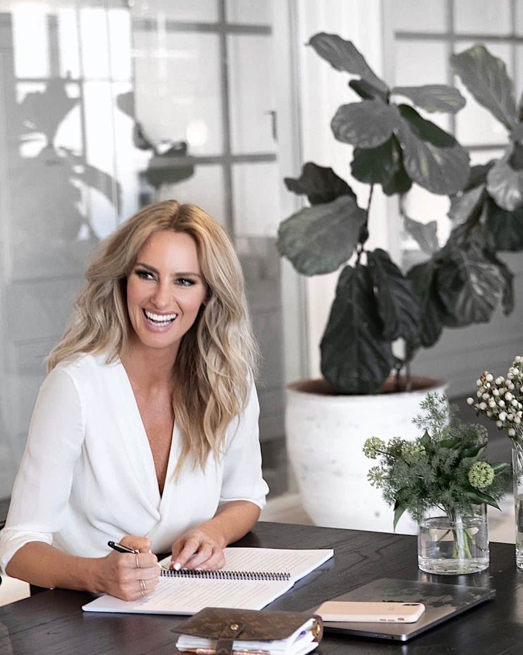 サマンサウィルスのインスタグラム：「I am very excited to have just signed my very first ever book deal!! I am honoured to join the incredible stable of authors in the @AllenAndUnwin publishing family. ⠀⠀ ⠀⠀ ⠀⠀ “Samantha has a very creative mind but she is really letting herself down. The consistent mistakes she makes with her grammar and punctuation demonstrate a laziness in her application to projects. English is not just about creative writing. I would suggest that she move that creative energy to focus on the technical elements of writing, specifically essay structure. She is well behind where she needs to be.” – My grade 10 English teacher.⠀⠀ ⠀⠀ ⠀⠀ Words are powerful; both written and spoken. They cannot be unsaid or unread, always existing, often circulating in our personal echo chambers. ⠀⠀ ⠀⠀ For so long I held onto the above note on my grade ten half-yearly report card. While my teacher was probably just trying to get more out of me technically, it was not how my mind was wired. The above words glommed onto me for years - and still do some days. Other English teachers saw my creative application and helped me find ways to improve on the technical side of it, but this teacher and I could not find ANY common ground…at all. I hated going to her classes, and I have no doubt she hated having me as a student in them!⠀⠀ ⠀⠀ ⠀⠀ ⠀⠀ I still don’t know how to properly structure an essay, but I do know the importance of vulnerable storytelling.⠀⠀ ⠀⠀ I have a burning curiosity with all things creative; creative entrepreneurialism, creative design and environment, and creative writing - just to name a few. ⠀⠀ ⠀⠀ If you’re hearing echos, know that in this world it takes all kinds of kinds. Follow your curiosity – whatever it may be - and surround yourself with people who are good at the things you are not. ⠀⠀ ⠀⠀ Thank you to Kelly & the team at @AllenAndUnwin for overlooking the grammar & punctuation in my manuscript (& emails & insta posts & post-it notes...) & to my Manager @sean.Anderson22 for your patience (& kind persistence) in extracting said manuscript from me.⠀⠀ ⠀⠀ ⠀⠀ I feel very fortunate for this opportunity. ⠀⠀ ⠀⠀ My business memoir will be out early next year. -SWx」