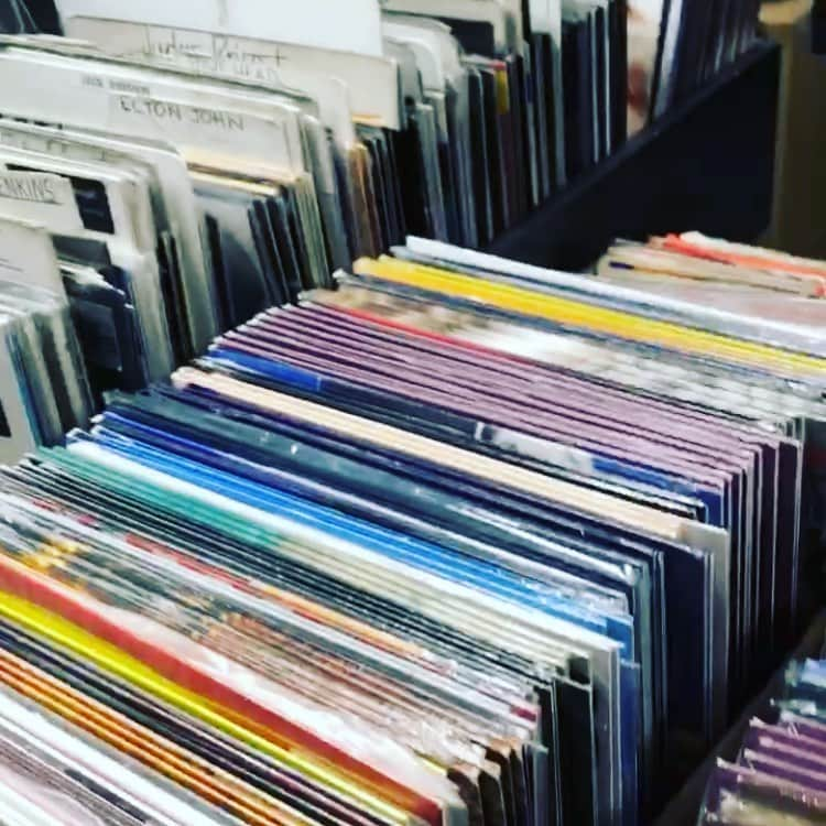 DJ SANCONさんのインスタグラム写真 - (DJ SANCONInstagram)「vinyl dig  レコード掘り掘り！ 帰りの荷物増えるの心配です😅 ---------------------------------------------------- #nyc #nycnights #nycnightlife  #djs #djlife #dj #japandj #japandjs  #djsancon #AsianDJs #AsianDJ #deejay #djing #djset」6月5日 5時27分 - djsancon