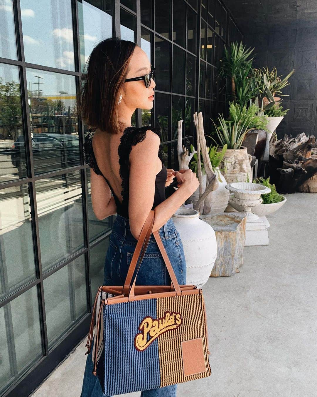 クリッセル・リムさんのインスタグラム写真 - (クリッセル・リムInstagram)「Plant shopping + breaking in my new @loewe bag 💯 #loewepaulas #chrisellesootd」6月5日 5時22分 - chrisellelim