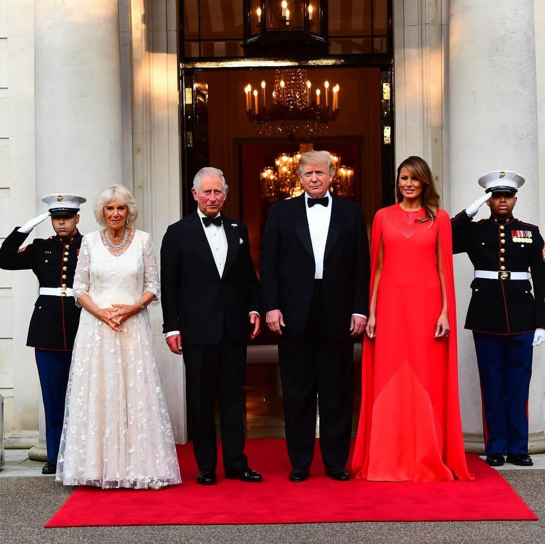 ロイヤル・ファミリーさんのインスタグラム写真 - (ロイヤル・ファミリーInstagram)「Tonight, on the second day of the #USStateVisit, The Prince of Wales and The Duchess of Cornwall attended a dinner in London hosted by The President of the United States, Donald Trump and The First Lady, Mrs Trump. At the beginning of the dinner, The President proposed a toast to The Queen, The Prince of Wales and The Duchess of Cornwall. The Prince of Wales also proposed a toast to The President and The First Lady and afterwards Their Royal Highnesses signed a visitor’s book. Earlier this morning, The Duke of York and Prime Minister Theresa May welcomed @realdonaldtrump to  St James’s Palace for a UK/US Senior Business Leaders Group Breakfast Meeting.」6月5日 5時29分 - theroyalfamily