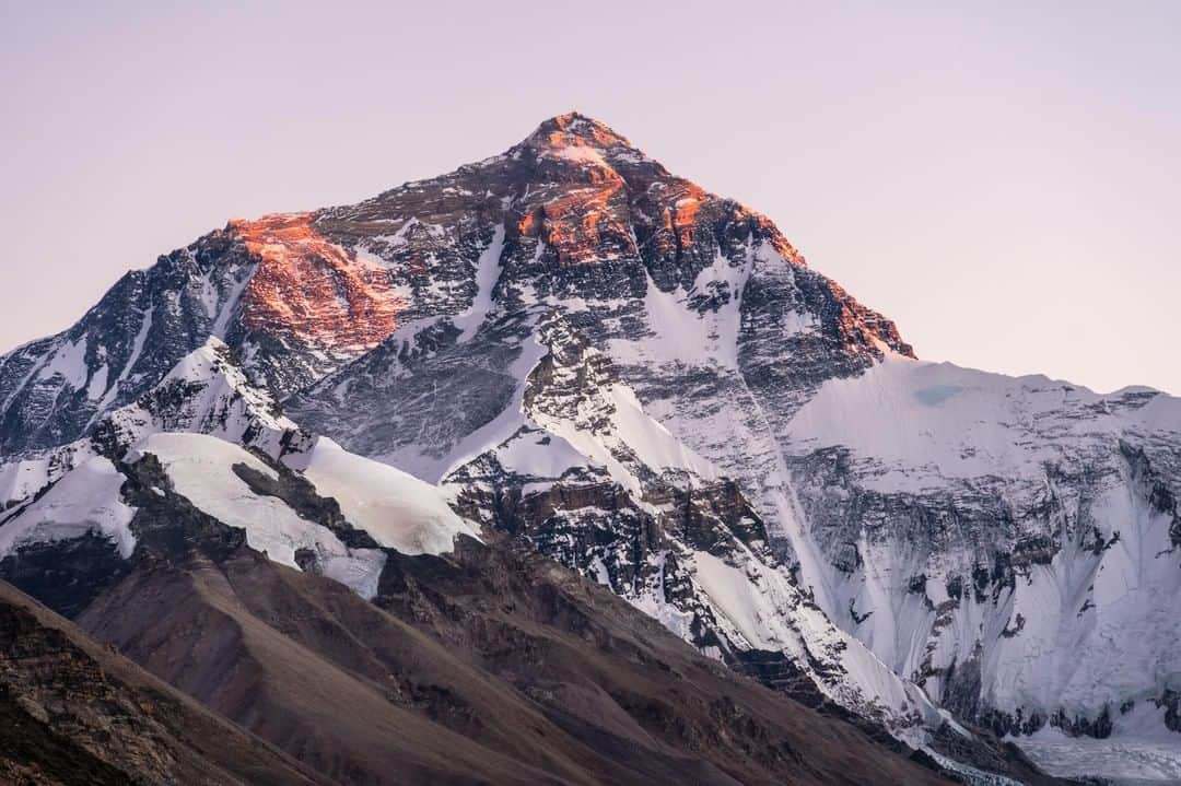 Discoveryさんのインスタグラム写真 - (DiscoveryInstagram)「The peak of Mount Everest is 8,850 meters (29,035 feet) above sea level making it the tallest mountain above sea level. It is a dream of many climbers to reach the summit, but also a dangerous and sometimes deadly journey. The 2019 season has sadly claimed 11 lives and started a conversation around what safety measures can be taken to minimize future deaths. . Hear from climbing experts in our latest video (Link in Bio) . . #MountEverest #climbing #Mountain #Nepal #China #exploration #MtEverest #india #nepal #everest #glacier #travel #mountains #adventure #natura #mountaineering #7summits」6月5日 5時39分 - discovery