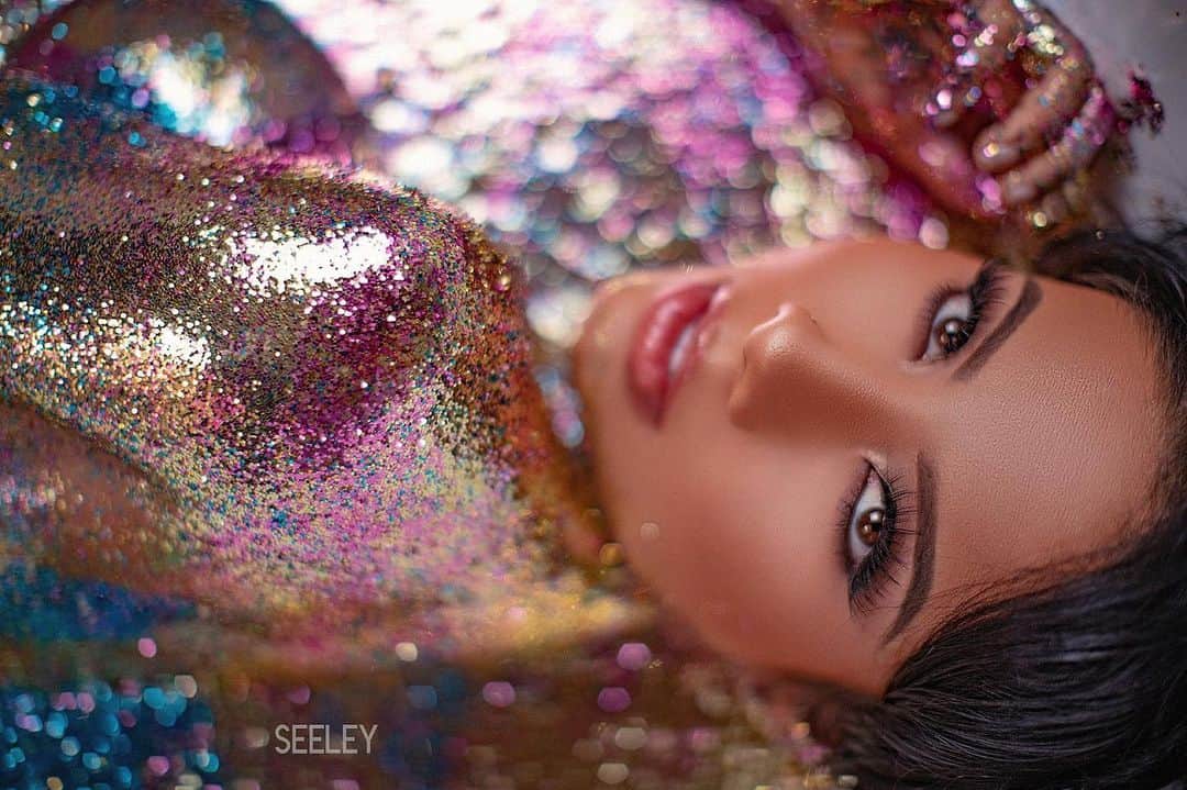 Eri Antonのインスタグラム：「Shine like gold sparkle like glitter 💜 - Can’t get enough of #Glitterbath - Check out my story for my glitterbath video teaser 😉😊 - 📸 @seeleyfoto Assisted by: @lizbethseeley  Mua: @barbie_gallegos」