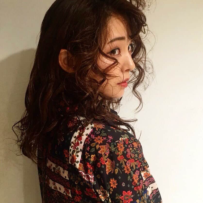 のインスタグラム：「オフショット スワイプしてね▶︎▶︎▶︎ ・ #りーまる #サロモ #サロンモデル #インフルエンサー #フリーモデル#フリーランスモデル#撮影データ #撮影モデル募集 #広告モデル #ファッション ・ ・ ・ Photo/💇‍♀️of hair ・ ・ ・ ・ たまにはオフショットを🐶 ・ ・ ・ 今日も頑張ります😊 ・ ・ ・ ・ ・ ・ ・ ・ ・ ・ ・ ・ ・ ・ 〈 撮影依頼募集中〉 6月10日以降空いてます。 撮影依頼おまちしてます♪ DMくださると嬉しいです💐 よろしくお願い致します☺︎ ・ ・ ・ ・ #アパレルモデル  #ポートレートモデル #被写体モデル#カメラマンさんと繋がりたい #サロンモデル募集 #作品撮り #ダイエット #写真好きな人と繋がりたい  #美容好きな人と繋がりたい #写真撮ってる人と繋がりたい  #プチプラコスメ #女子力アップ #セミロング #ヘアスタイル #ヘアアレンジ #オブヘアー #オフショット#ミディアムヘア #笑顔」