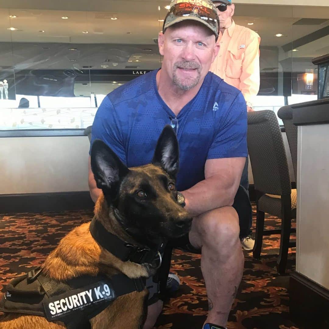 ストーン・コールド・スティーブ・オースチンのインスタグラム：「Hanging out with my Dad and Greta the Explosive sniffing Belgian Malinois in Lake Tahoe.  We got the Kayfabe tour deluxe. Thank you to the Security Guards.」