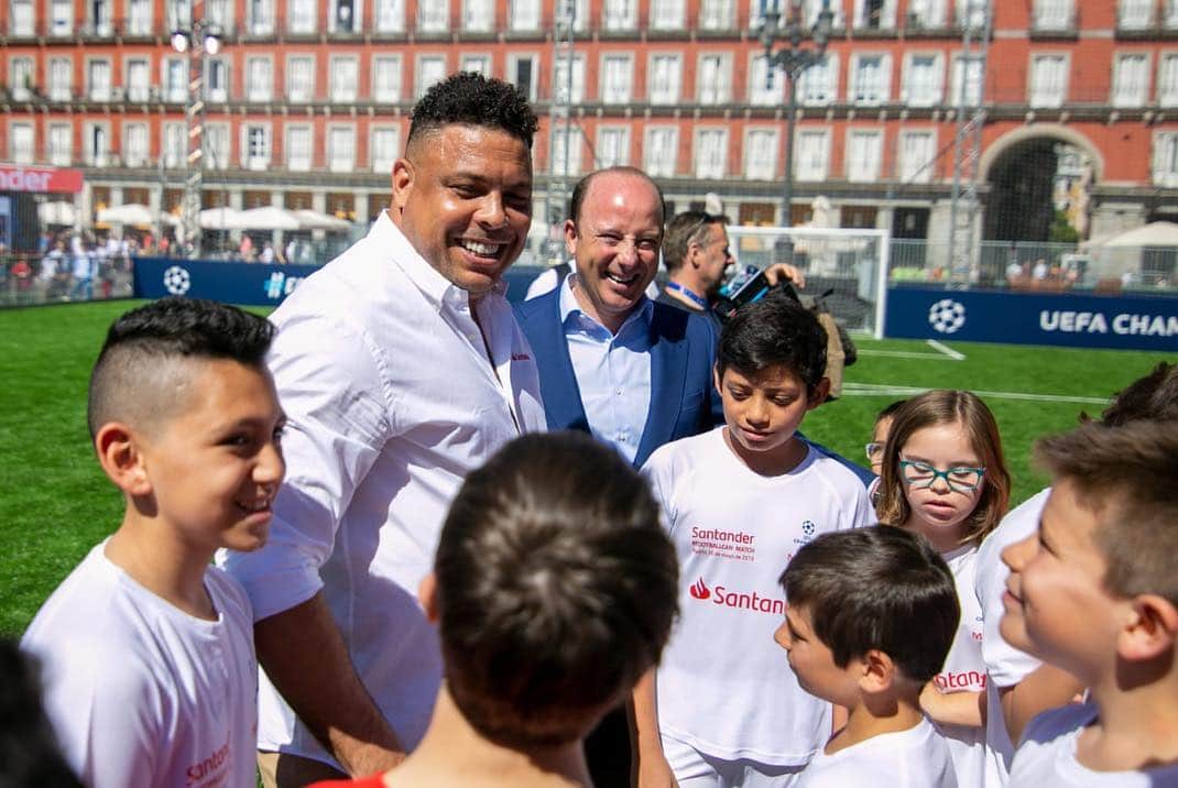 ロナウドのインスタグラム：「Fueron tres dias de mucho trabajo con la Champions League y con la mejor compania. @footballsantander —— Foram três dias de trabalho duro com a Champions League e a melhor companhia. @footballsantander」