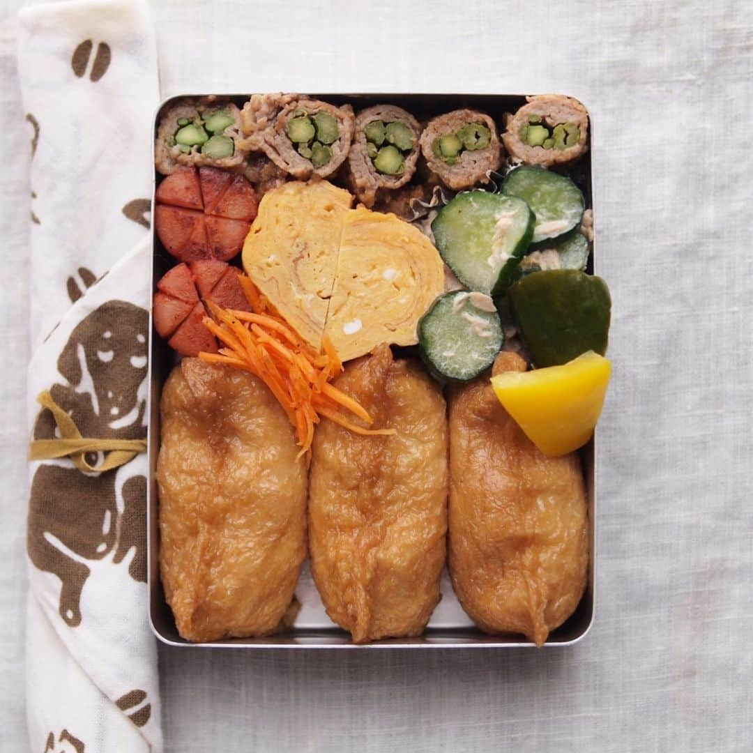 Rocoさんのインスタグラム写真 - (RocoInstagram)「06.05 本日体育祭🏃‍♂️💨 #いなり寿司弁当  #roco弁 #お弁当 #高校生弁当 #高1男子弁当 #obento #bento #sensedemasaki #手ぬぐい #箸入れ#クロワッサンお弁当部#クロワッサン普段弁当」6月5日 6時21分 - rororo_roco