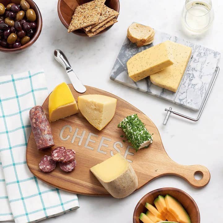 ロック&リパブリックのインスタグラム：「Finding the perfect cheese board is everything. Get this one (plus so much more) during the Home Sale, starting 6/6. #nationalcheeseday #Kohls」