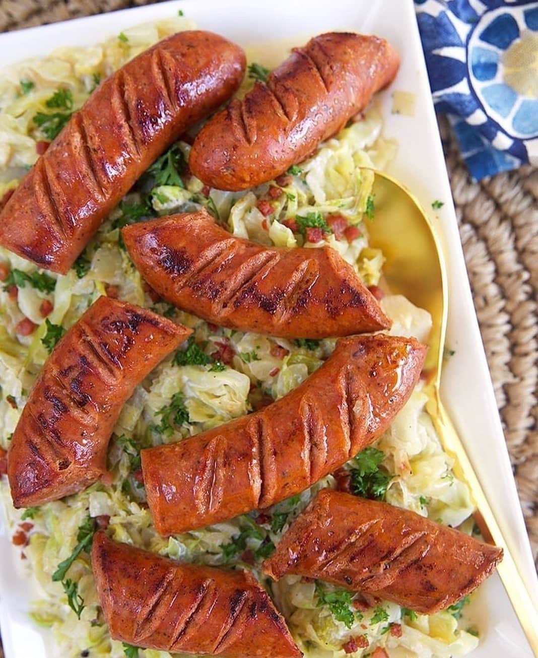 ジョンソンヴィルのインスタグラム：「Looking for a fast and flavorful way to get dinner on the table? @thesuburbansoapbox found a great solution using #johnsonville #fullycooked Polish Kielbasa Rope Sausage.  #Realtalk how good does that dish ☝️ look? She's got a great recipe on her blog and we've got all the deets for this tasty sausage at the link in our bio.」