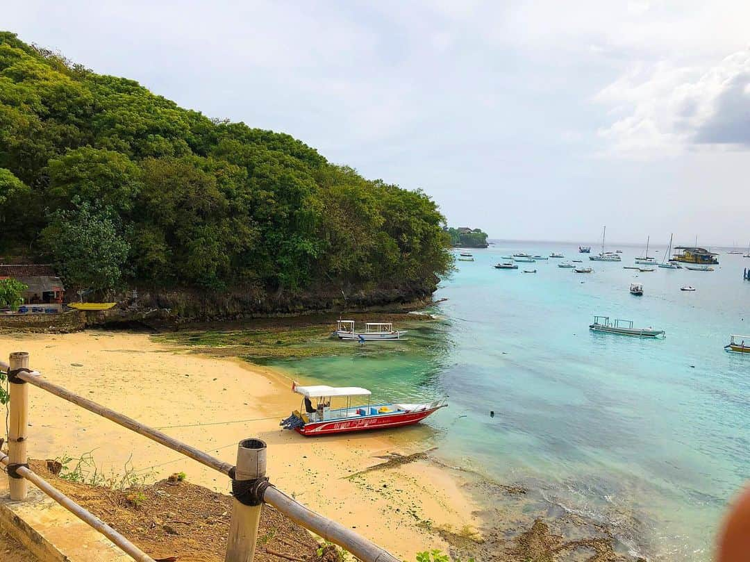 浅野宏明さんのインスタグラム写真 - (浅野宏明Instagram)「今回4泊6日で バリ旅行を決めたのも1ヶ月切ってから決めたもので 本当は9〜10月あたりで旅行に行こうと思ってたんだけど 今年11月までセミナーが入ってるので なかなか休みが取れそうになかった為に急遽決めました☝️😉 初めてのバリはゆっくり過ごつもりが結局バタバタであちこち遊び行って疲れた✋🤪 DMで 情報知りたいです！って結構来てたんだけど 1番言える事は どこ行っても交通手段が車かバイクしかなく渋滞が凄い‼️ 昼だろうが夜だろうが常にしてるので バイクを借りて（1日400〜600円）でGoogleマップ開いて行動するのをオススメする☝️😐 じゃないと本来20分くらいで移動できる場所まで平気で1時間かかるよ！ 自分でバイク運転出来ない方は 道ばたでバイクタクシーがいっぱいいるから交渉して乗っけて貰った方が早いよ！ ヤンキーぽいやつに声かけるとぼったくるけどめちゃ飛ばすから目的地まですぐ着くw  ラスト1日はスパして ゆっくり過ごして帰りまーす✨  7日からご予約受け付けてますのでお待ちしてますね✨  #alilaseminyak # BALI#sminyak #kuta#ubud #changu #アリラスミニャックホテル#スミニャック#バリ#バリ旅行#バリ島#クタ#チャングー#ウブド#サヌール#レンボガン島#レギャン#ウルワツ」6月5日 12時03分 - hiro_vaice