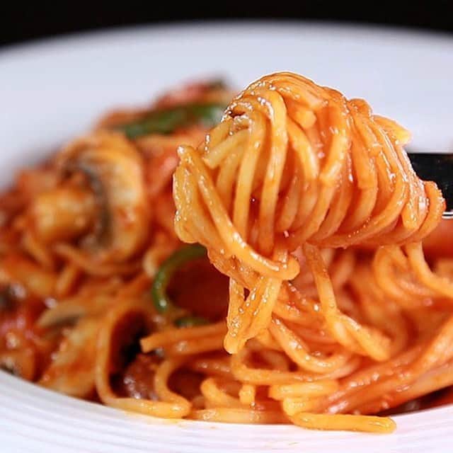 東京カレンダーさんのインスタグラム写真 - (東京カレンダーInstagram)「ソーセージ、ピーマン、玉葱、マッシュルームといったシンプルな具材に、もちもちの食感。まろやかな酸味と甘みが特徴の、ザ・王道！ナポリタンだ。 #東京カレンダー #東カレ #tokyocalendar #lunch #pasta #麻布十番 #グリル満天星 #スパゲティナポリタン」6月5日 12時03分 - tokyocalendar