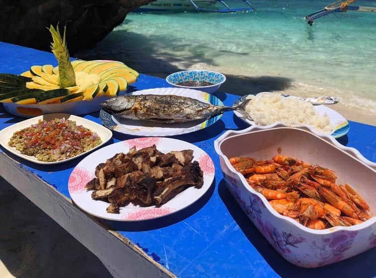朝日放送「朝だ！生です旅サラダ」さんのインスタグラム写真 - (朝日放送「朝だ！生です旅サラダ」Instagram)「@aiaoki_official  #アイランドホッピング を楽しんだ後は、小さな島に降りてランチ🍴♥️ お肉やお魚の一本焼きなど、#豪快なピクニックメニュー をいただきました😋💕 白い砂浜に青い海🏖💙💙💙 島から海を見ると綺麗なグラデーションになっていて、本当に最高の場所でランチしてるなーって😂🌈💕 これぞまさしく楽園🏝♥️🏝♥️🏝♥️ 夢のような時間でした🥰❣️ _ #ランチタイム #最高の景色 #海の色 #グラデーション #楽園 #夢みたい #秘境 #エルニド #ElNido #フィリピン #Philippines _ #ABCテレビ #朝日放送テレビ #朝だ生です旅サラダ #旅サラダ #旅サラダガールズ  #青木愛 #土曜 #あさ8時 #シンクロ 今は #アーティスティックスイミング #元日本代表 #海外 #旅  #travel #trip」6月5日 12時05分 - tabisalad