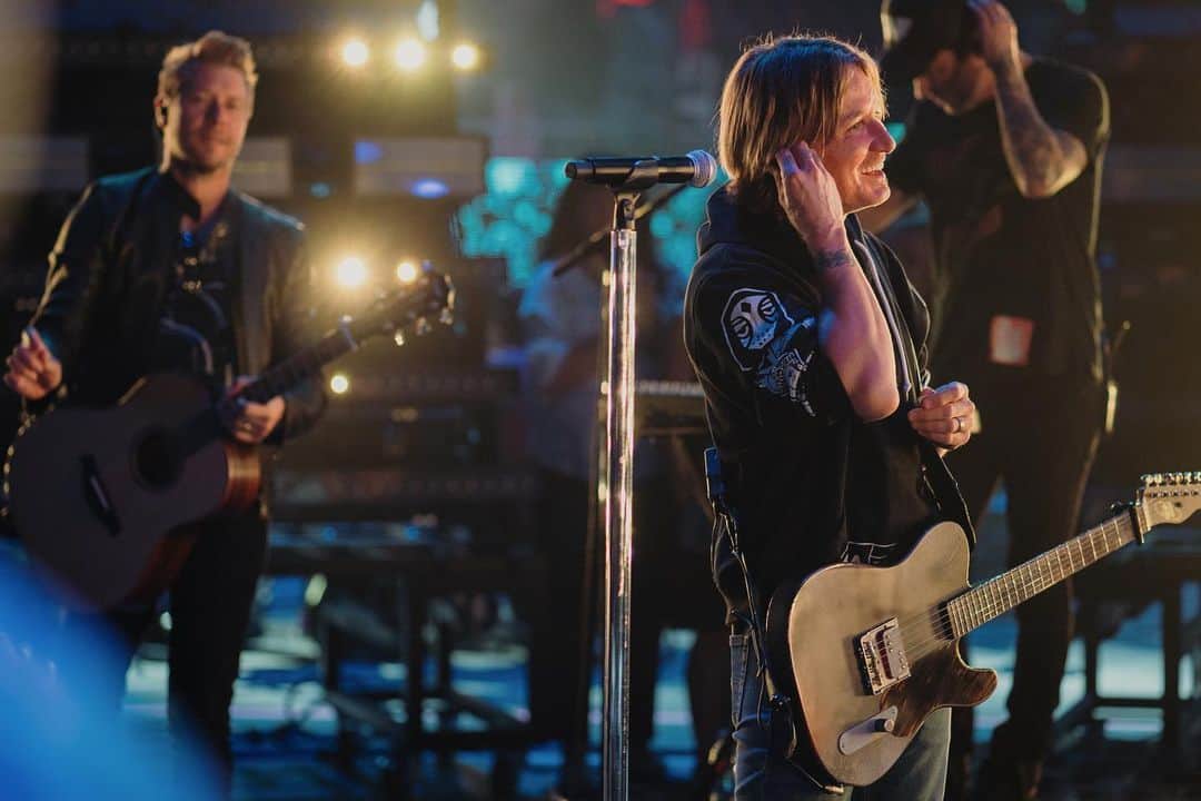 キース・アーバンのインスタグラム：「#CMTawards • TOMORROW!」