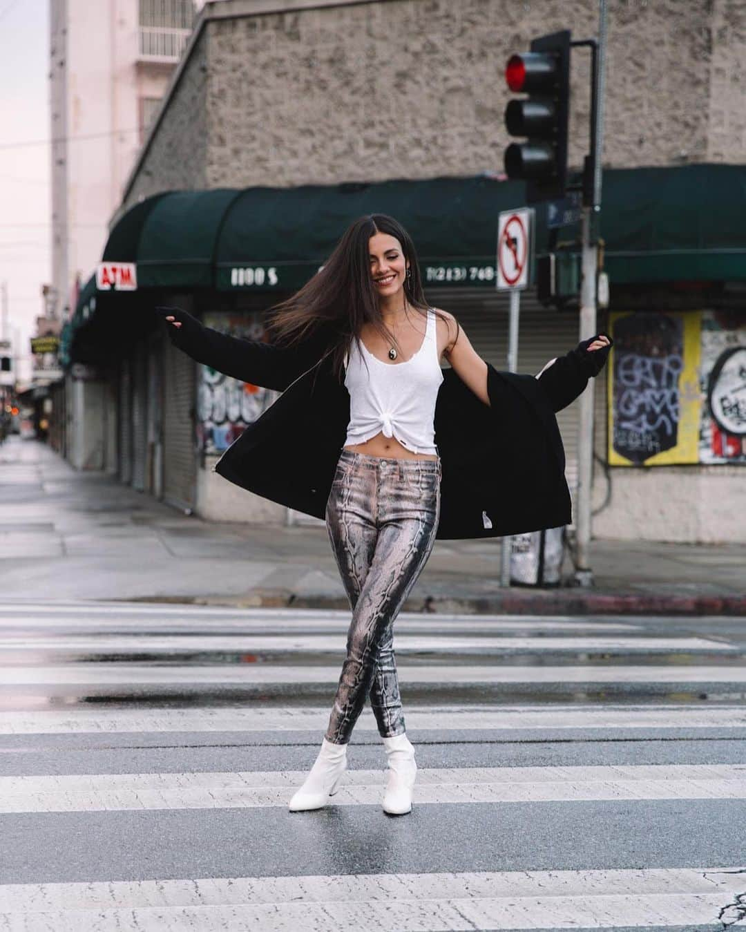 ヴィクトリア・ジャスティスさんのインスタグラム写真 - (ヴィクトリア・ジャスティスInstagram)「Downtown LA post rain showers is quite a magical thing. There was literally no one in the streets. So I danced 🖤🌧 📷: @danpopsd」6月5日 6時44分 - victoriajustice