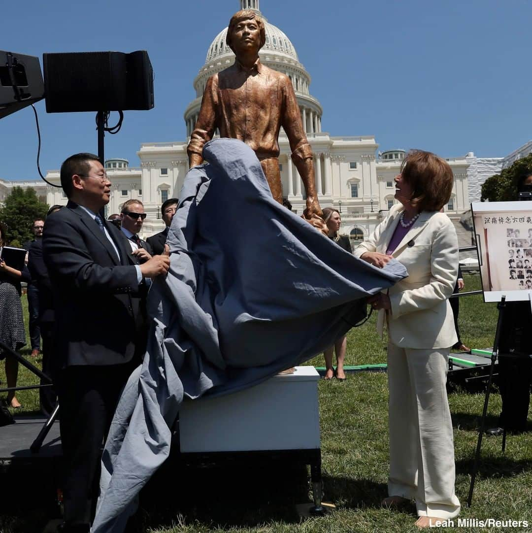 ABC Newsさんのインスタグラム写真 - (ABC NewsInstagram)「Speaker Nancy Pelosi and Tiananmen Square survivor Yang Jianli unveil statue commemorating the 30th anniversary of the Tiananmen Square massacre. #tiananmensquare #china #protest #nancypelosi」6月5日 6時45分 - abcnews