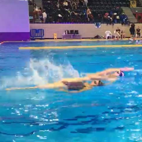 アンドレア・フエンテスのインスタグラム：「Remembering sensations as a swimmer with my new instant duet partner @_ruby.remati_ 😜」